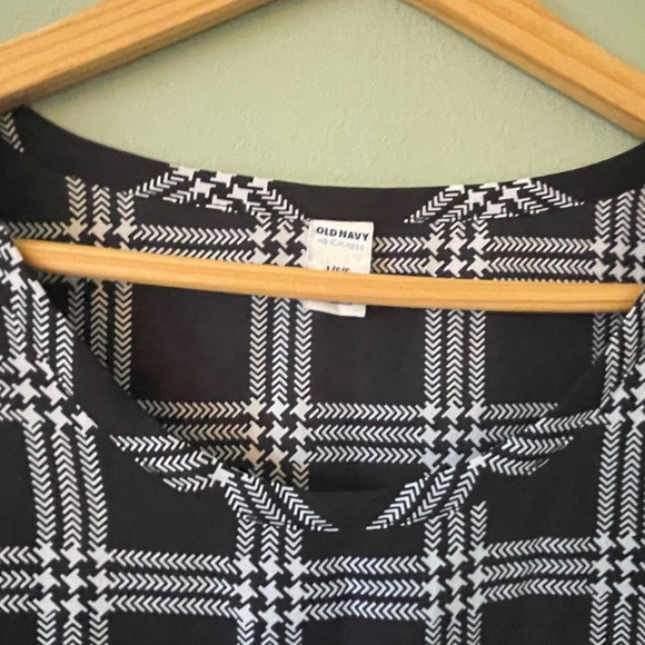 Brand new with tags Old Navy simply elegant career or evening blouse. - Picture 3 of 6